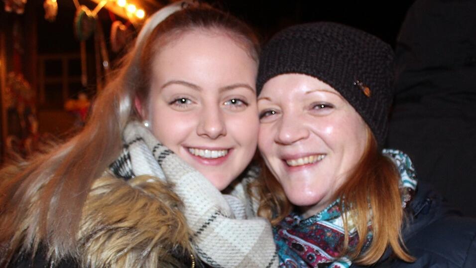 Auch am Samstag, 15. Dezember, strömten wieder etliche Besucher aus Landshut und Umgebung zur Weihnachtspyramide am Alten Viehmarkt. Auch am Samstag, 15. Dezember, strömten wieder etliche Besucher aus Landshut und Umgebung zur Weihnachtspyramide am Alten Viehmarkt.