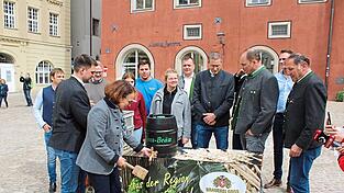 Ludwig Mederer (von links), Josef Goss junior, Michel Andreas Sch&ouml;nharting, Oberb&uuml;rgermeisterin Gertrud Maltz-Schwarzfischer, Melanie St&ouml;ckl, Valentin Butz, Franzi Pr&ouml;&szlig;l, Wolfgang Gabler, Till Hedrich, Martin Sperger, Michael Schwanda und Albert Kellner beim Anzapfen.