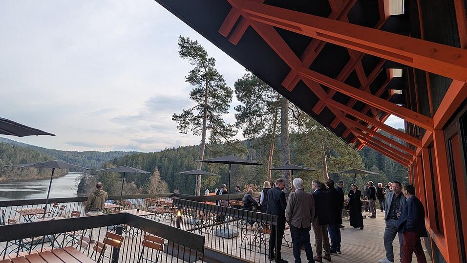 Eine traumhafte Aussicht haben die G&auml;ste auf der Terrasse.