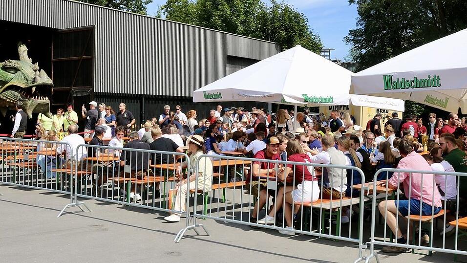 Abschließend gab es vor der Drachenhöhle – unter Fannys Aufsicht – einen Umtrunk. Abschließend gab es vor der Drachenhöhle – unter Fannys Aufsicht – einen Umtrunk.