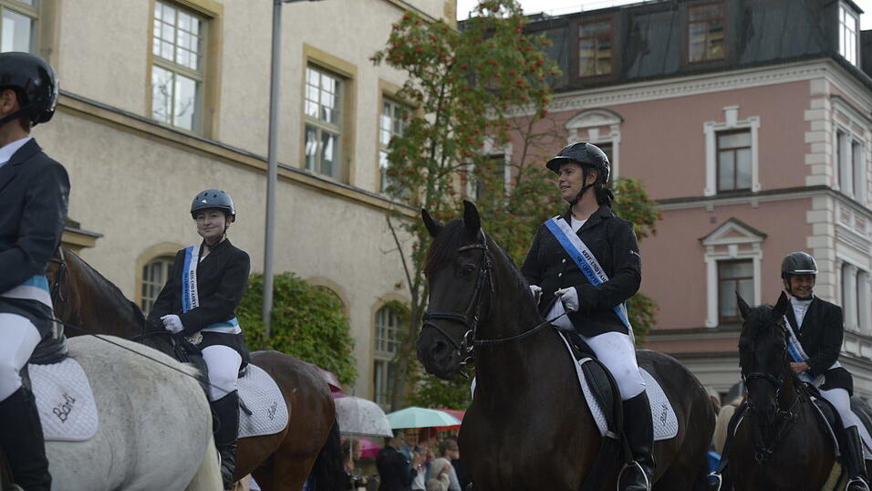 Zahlreiche Musik- und Trachtengruppen zogen nach dreij&auml;hriger Pause am Freitagabend zum Festplatz Am Hagen.&nbsp;