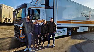 Sind gespannt, wie sich der neue E-Lkw schlagen wird: Christian Ach, Geschäftsführer der Spedition Niedermaier (v.l.), Prokurist Jakob Furtner, Prokuristin Corinna Helml und Speditionsleiter Lukas Guggenberger Sind gespannt, wie sich der neue E-Lkw schlagen wird: Christian Ach, Geschäftsführer der Spedition Niedermaier (v.l.), Prokurist Jakob Furtner, Prokuristin Corinna Helml und Speditionsleiter Lukas Guggenberger
