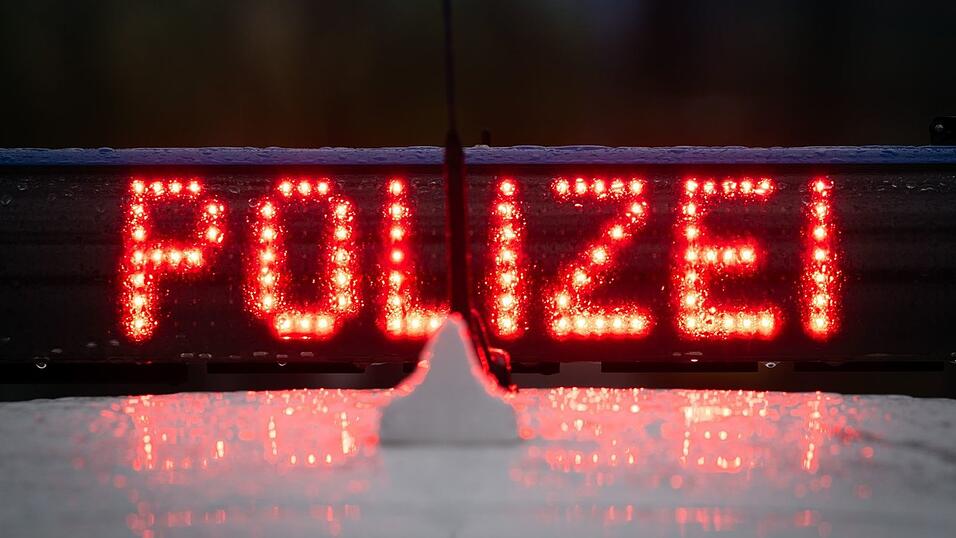 Kriminelle sind mit einem Auto in eine Tankstelle in Landsberg am Lech gerast, um einen Geldautomaten aufzurei&szlig;en. (Symbolbild)