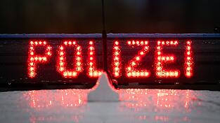 Kriminelle sind mit einem Auto in eine Tankstelle in Landsberg am Lech gerast, um einen Geldautomaten aufzurei&szlig;en. (Symbolbild)