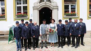 Auch die Feuerwehr Haus gratulierte dem Brautpaar. Auch die Feuerwehr Haus gratulierte dem Brautpaar.