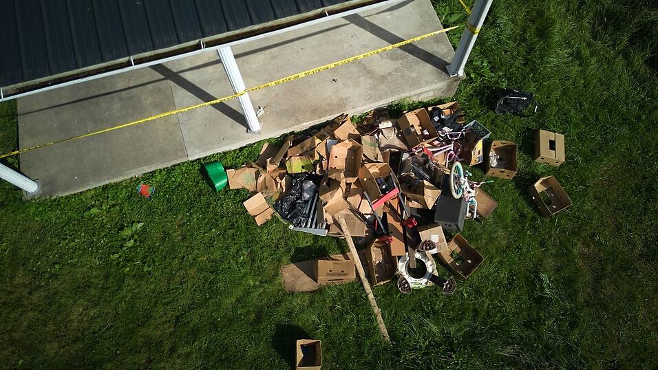 Fäkalien,Müll und 16 Kinder auf engstem Raum fanden die Behörden in diesem Holzhaus im US-Bundesstaat Ohio vor. Fäkalien,Müll und 16 Kinder auf engstem Raum fanden die Behörden in diesem Holzhaus im US-Bundesstaat Ohio vor.