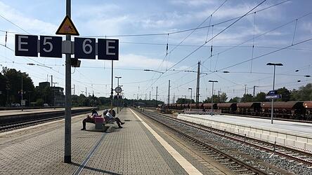 Nicht immer geht es so friedlich auf den Bahnsteigen am Hauptbahnhof zu. Im September 2025 etwa hat ein 43-jähriger Mann aus Vilshofen Mitreisende angepöbelt und ein 17-jähriges Mädchen massiv bedrängt. Nicht immer geht es so friedlich auf den Bahnsteigen am Hauptbahnhof zu. Im September 2025 etwa hat ein 43-jähriger Mann aus Vilshofen Mitreisende angepöbelt und ein 17-jähriges Mädchen massiv bedrängt.