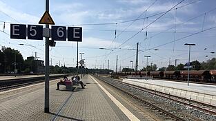 Nicht immer geht es so friedlich auf den Bahnsteigen am Hauptbahnhof zu. Im September 2025 etwa hat ein 43-jähriger Mann aus Vilshofen Mitreisende angepöbelt und ein 17-jähriges Mädchen massiv bedrängt. Nicht immer geht es so friedlich auf den Bahnsteigen am Hauptbahnhof zu. Im September 2025 etwa hat ein 43-jähriger Mann aus Vilshofen Mitreisende angepöbelt und ein 17-jähriges Mädchen massiv bedrängt.