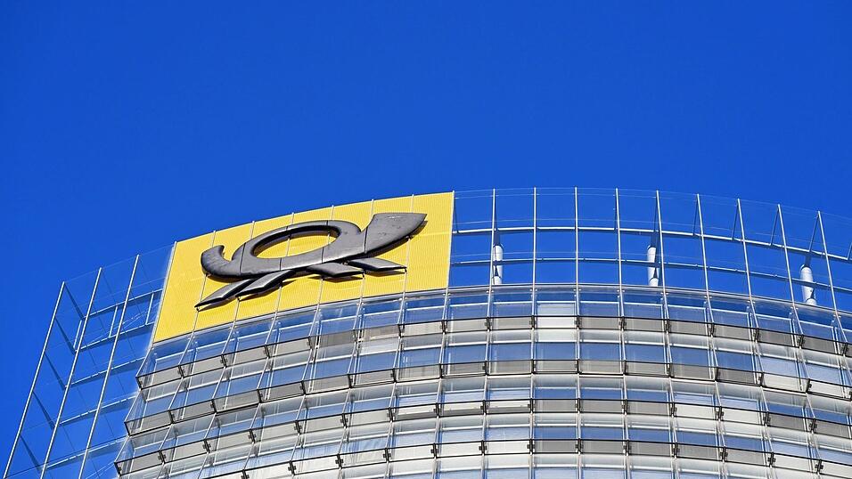 &Uuml;ber den 41 Stockwerken des Bonner Posttowers thront das gute alte Posthorn-Logo. Das soll so bleiben.