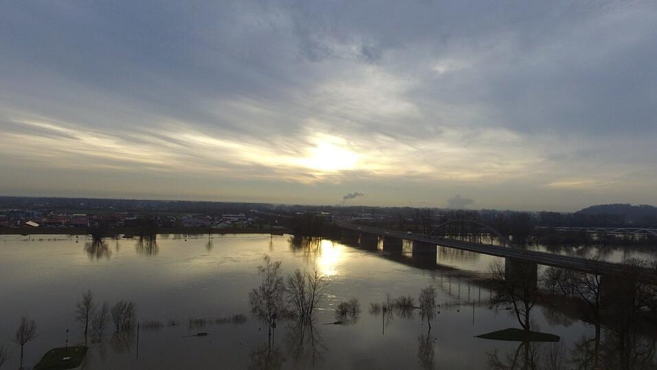 In Deggendorf ist die Lage am Sonntag noch angespannt.