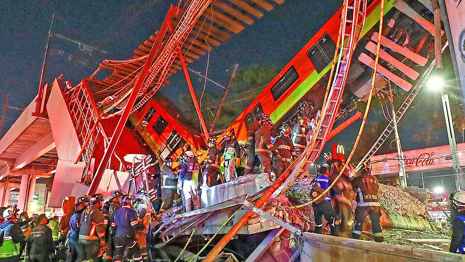 Rettungskräfte holen Tote und Verletzte aus dem Trümmerfeld. Rettungskräfte holen Tote und Verletzte aus dem Trümmerfeld.