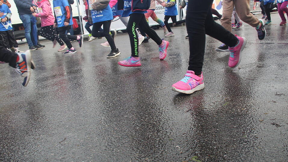 Nasskaltes Aprilwetter lässt die jungen Straubinger Läufer kalt.