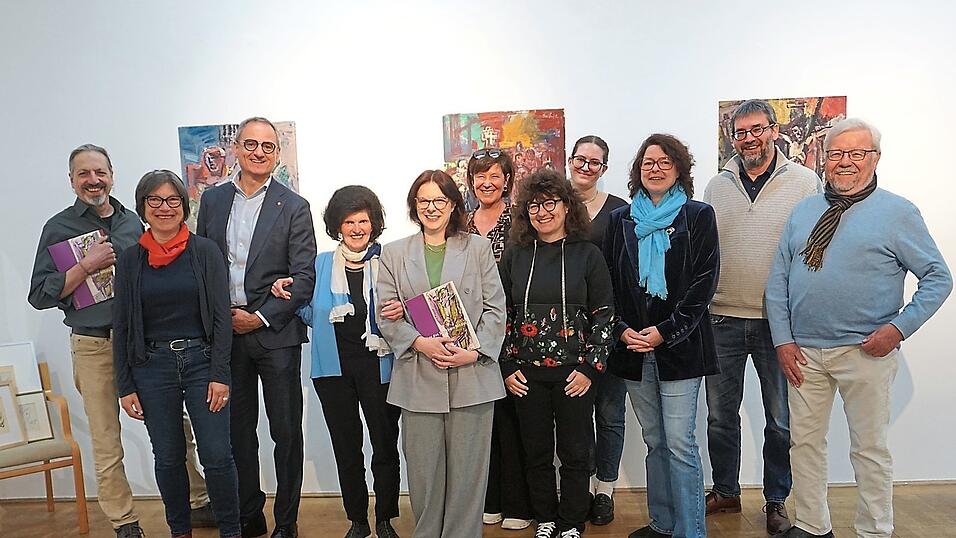 Die Organisatoren der Ausstellung, Kulturreferent Wolfgang Dersch (Dritter von links) und Edda Preißl (Vierte von links).