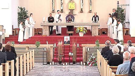 Das Requiem hielten Pfarrvikar Yves Lucien Evaga Ndjana und Diakon Manuel Hirschberger.