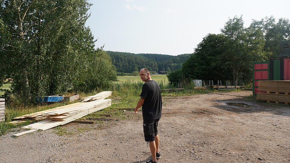 Das Gelände der 'Haselmühle' am Ufer des Regens fungiert für Plank als Outdoor-Werkstatt. Von Material- und Energieversorgung her ist er hier fast komplett autark. Das Gelände der 'Haselmühle' am Ufer des Regens fungiert für Plank als Outdoor-Werkstatt. Von Material- und Energieversorgung her ist er hier fast komplett autark.