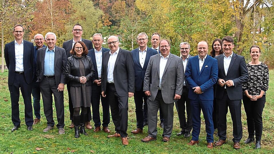 Der Kelheimer Landrat Martin Neumeyer (7. v. l.) war Gastgeber bei der Vorstellung der 'Wasserstoffallianz Donauregion Kelheim-Regensburg'. Der Kelheimer Landrat Martin Neumeyer (7. v. l.) war Gastgeber bei der Vorstellung der 'Wasserstoffallianz Donauregion Kelheim-Regensburg'.