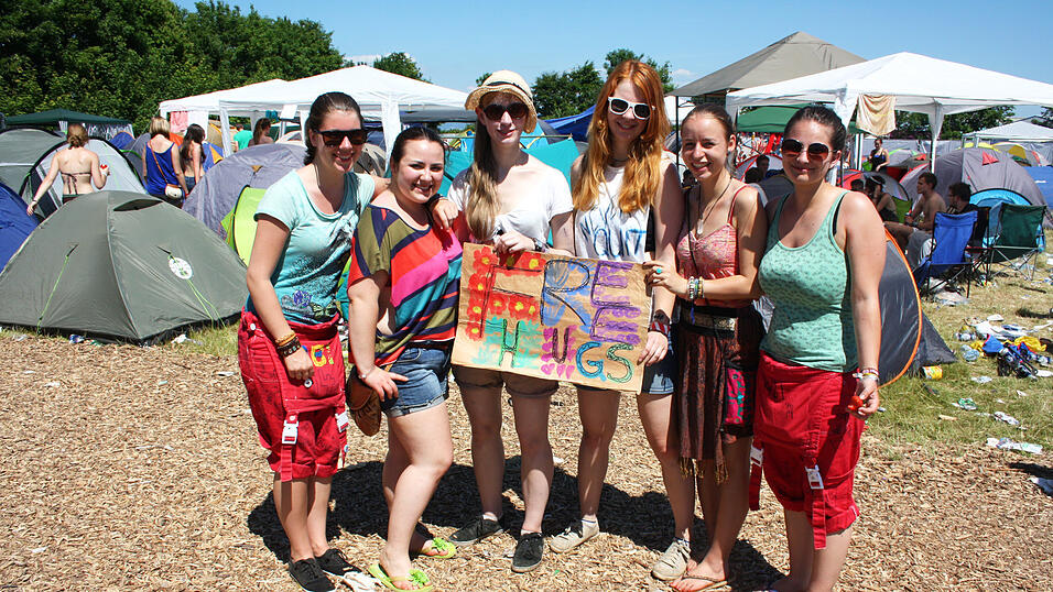 Für Lisa-Marie (zweite von rechts), Jessica (zweite von links) und ihre Freundinnen war das Pfingst-Open-Air in Salching ein unvergessliches Erlebnis. (Foto: dv) Für Lisa-Marie (zweite von rechts), Jessica (zweite von links) und ihre Freundinnen war das Pfingst-Open-Air in Salching ein unvergessliches Erlebnis. (Foto: dv)