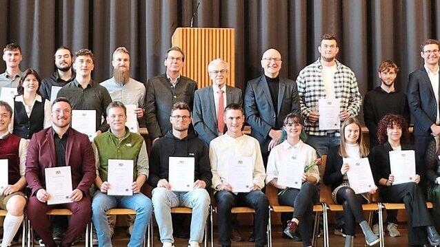 37 Schüler hatten einen Notendurchschnitt von 1,5 oder besser. Sie wurden besonders geehrt. 37 Schüler hatten einen Notendurchschnitt von 1,5 oder besser. Sie wurden besonders geehrt.