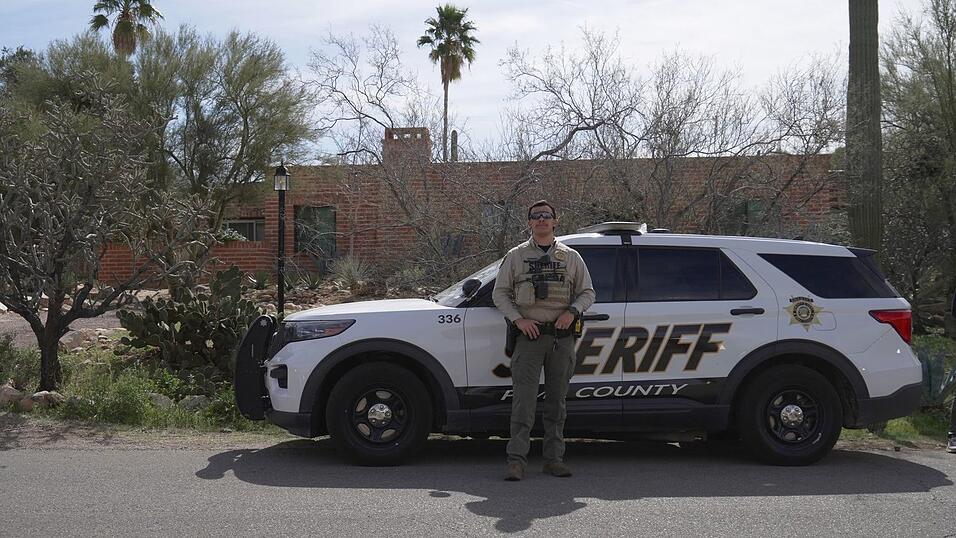 Seit fast zwei Wochen sind neben vielen Medienvertretern Einsatzkr&auml;fte der Polizei vor dem Haus der verschwundenen Rentnerin Nancy Guthrie dauerhaft pr&auml;sent.