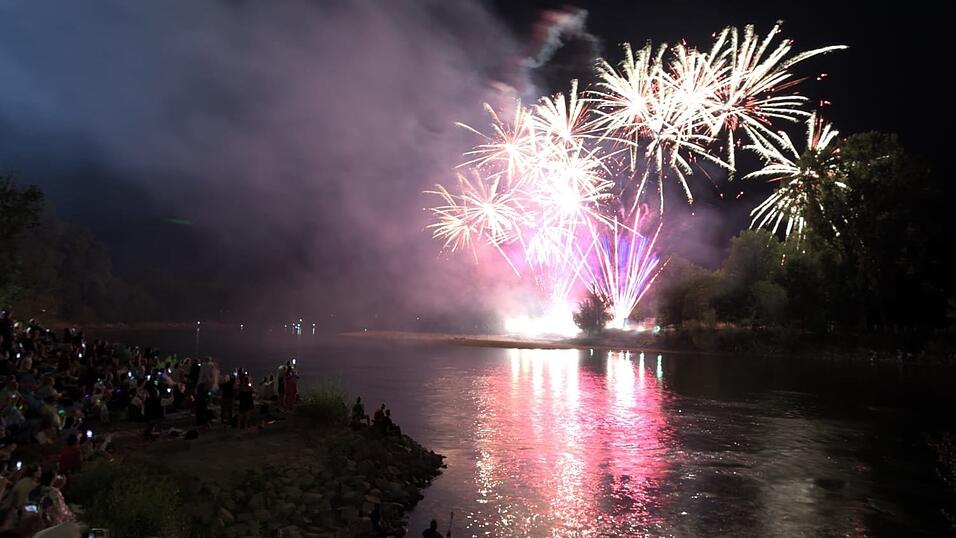 Mit einem bunten Feuerwerk wird die Lampionfahrt 2022 gefeiert.