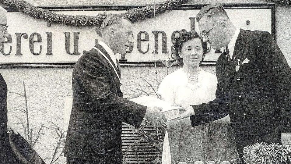Ein großer Augenblick seiner Laufbahn war für Josef Wallner (Mitte) die Erhebung Schierlings zum 'Markt' und die Übernahme der Chronik von Rektor Josef Mundigl (rechts); links im Bild Pfarrer Franz-Xaver Laubmeier. Ein großer Augenblick seiner Laufbahn war für Josef Wallner (Mitte) die Erhebung Schierlings zum 'Markt' und die Übernahme der Chronik von Rektor Josef Mundigl (rechts); links im Bild Pfarrer Franz-Xaver Laubmeier.