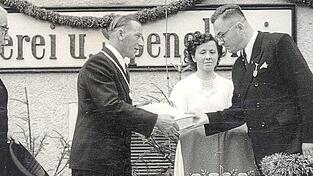 Ein großer Augenblick seiner Laufbahn war für Josef Wallner (Mitte) die Erhebung Schierlings zum 'Markt' und die Übernahme der Chronik von Rektor Josef Mundigl (rechts); links im Bild Pfarrer Franz-Xaver Laubmeier.