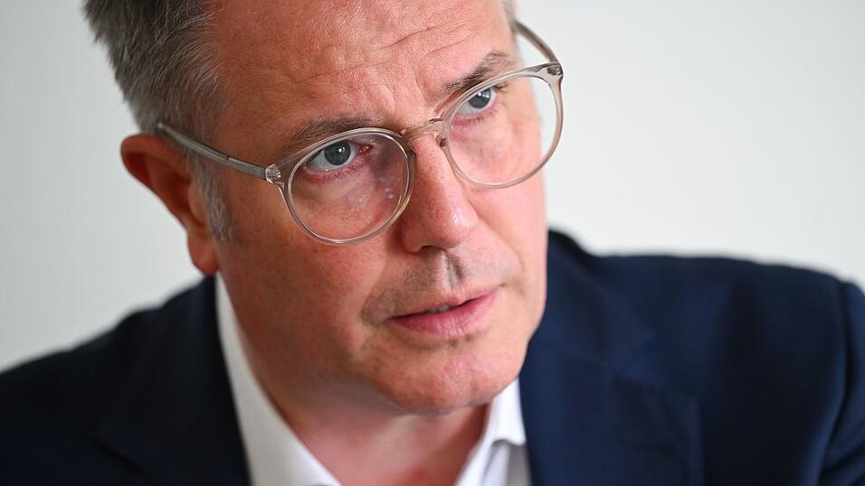 Ministerpr&auml;sident Alexander Schweitzer will ein einheitliches Deutschlandticket mit Passfoto. (Archivbild)