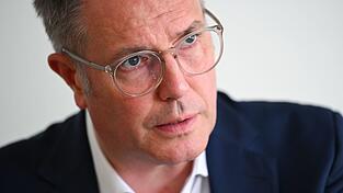 Ministerpr&auml;sident Alexander Schweitzer will ein einheitliches Deutschlandticket mit Passfoto. (Archivbild)