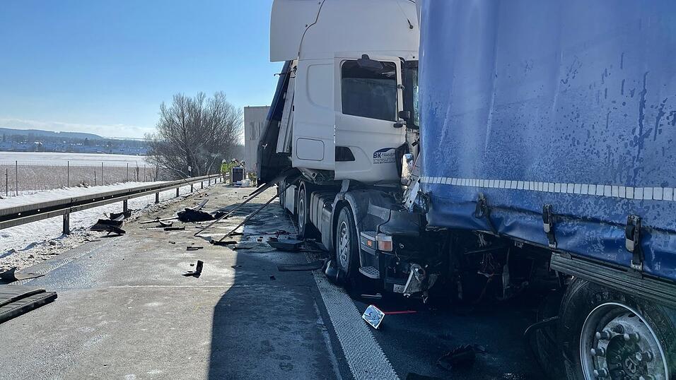 Kilometerlanger Stau am Donnerstagvormittag auf der Autobahn A9 zwischen Pfaffenhofen und Allershausen. Ein 71-jähriger Lkw-Fahrer aus dem Raum München übersah dabei das Stauende und kollidierte mit einem Sattelzug. Dabei kam der 71-Jährige ums Leben. Kilometerlanger Stau am Donnerstagvormittag auf der Autobahn A9 zwischen Pfaffenhofen und Allershausen. Ein 71-jähriger Lkw-Fahrer aus dem Raum München übersah dabei das Stauende und kollidierte mit einem Sattelzug. Dabei kam der 71-Jährige ums Leben.
