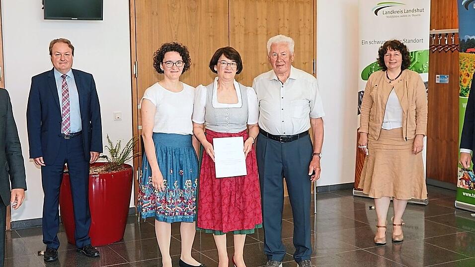 In Begleitung ihrer Familie nahm Monika Kronawitter die Auszeichnung entgegen, die ihr von (v.l.) Landrat Peter Dreier im Beisein der Landtagsabgeordneten Helmut Radlmeier und Ruth Müller sowie Bürgermeister Hans-Peter Deifel im Landratsamt überreicht wurde. In Begleitung ihrer Familie nahm Monika Kronawitter die Auszeichnung entgegen, die ihr von (v.l.) Landrat Peter Dreier im Beisein der Landtagsabgeordneten Helmut Radlmeier und Ruth Müller sowie Bürgermeister Hans-Peter Deifel im Landratsamt überreicht wurde.