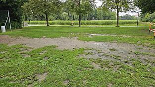 Der Regen hat dem Stadtpark zugesetzt.