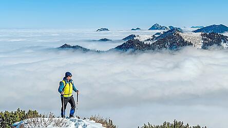 Ein Mann am Wallberg im Schnee. Ein Experte r&auml;t aktuell zu Wandertouren im Tal oder bis zu einer maximlaen H&ouml;he von 2.000 Metern.