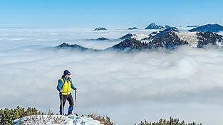 Ein Mann am Wallberg im Schnee. Ein Experte rät aktuell zu Wandertouren im Tal oder bis zu einer maximlaen Höhe von 2.000 Metern. Ein Mann am Wallberg im Schnee. Ein Experte rät aktuell zu Wandertouren im Tal oder bis zu einer maximlaen Höhe von 2.000 Metern.