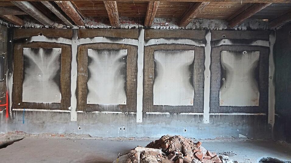 Der Brand vom Juni 1994 hat im ehemaligen Nebenzimmer des Haslbeck-Geb&auml;udes in Vilsbiburg ein bizarres Wandmuster hinterlassen.