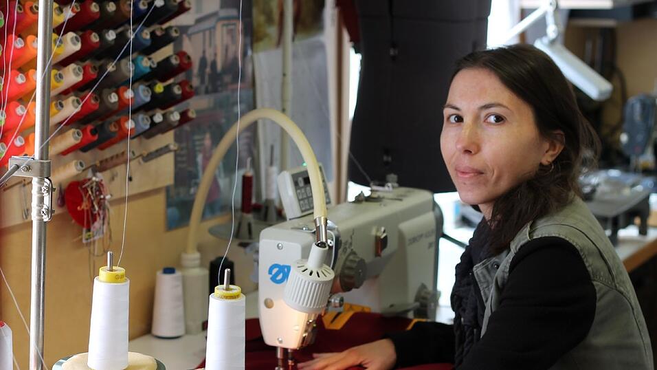 Die Schneiderei kümmert sich um über 180 Kostüme. An den Wänden des Wagens befinden sich aber auch Skizzen von selbst kreierten Kostümen, die später von den Zirkusartisten getragen werden. Die Schneiderei kümmert sich um über 180 Kostüme. An den Wänden des Wagens befinden sich aber auch Skizzen von selbst kreierten Kostümen, die später von den Zirkusartisten getragen werden.