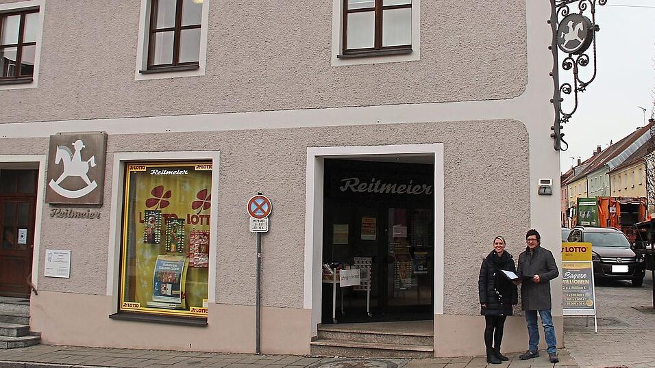Sylvia und Stefan Zisler sind die neuen Eigentümer des 'Reitmeier-Hauses'. Das wollen sie nun gestalterisch und energetisch sanieren. Sylvia und Stefan Zisler sind die neuen Eigentümer des 'Reitmeier-Hauses'. Das wollen sie nun gestalterisch und energetisch sanieren.