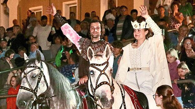 Hoch zu Ross verlie&szlig;en Antonia und Tobias winkend die Festspielarena.