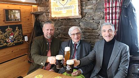 Prost: Berghaus-Gesch&auml;ftsf&uuml;hrer Michael Bissinger, Luitpold Prinz von Bayern und Regens Landrat Ronny Raith (v.l.)