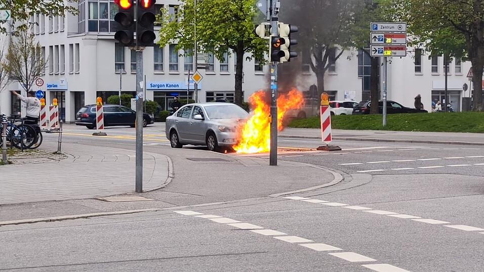 Am Sonntagnachmittag ist in Straubing ein Auto in Brand geraten. Einsatzkr&auml;fte sind vor Ort.