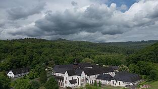 Dunkle Wolken k&ouml;nnen heute Gewitter und Starkregen bringen.