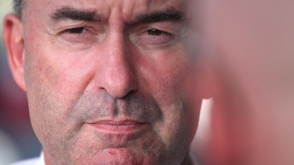 Wegen der Berichterstattung der Süddeutschen Zeitung zur Flugblatt-Affäre Aiwangers sind 16 Einzelbeschwerden beim Deutschen Presserat eingegangen. Wegen der Berichterstattung der Süddeutschen Zeitung zur Flugblatt-Affäre Aiwangers sind 16 Einzelbeschwerden beim Deutschen Presserat eingegangen.