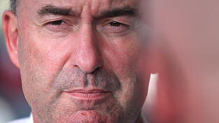 Wegen der Berichterstattung der Süddeutschen Zeitung zur Flugblatt-Affäre Aiwangers sind 16 Einzelbeschwerden beim Deutschen Presserat eingegangen. Wegen der Berichterstattung der Süddeutschen Zeitung zur Flugblatt-Affäre Aiwangers sind 16 Einzelbeschwerden beim Deutschen Presserat eingegangen.