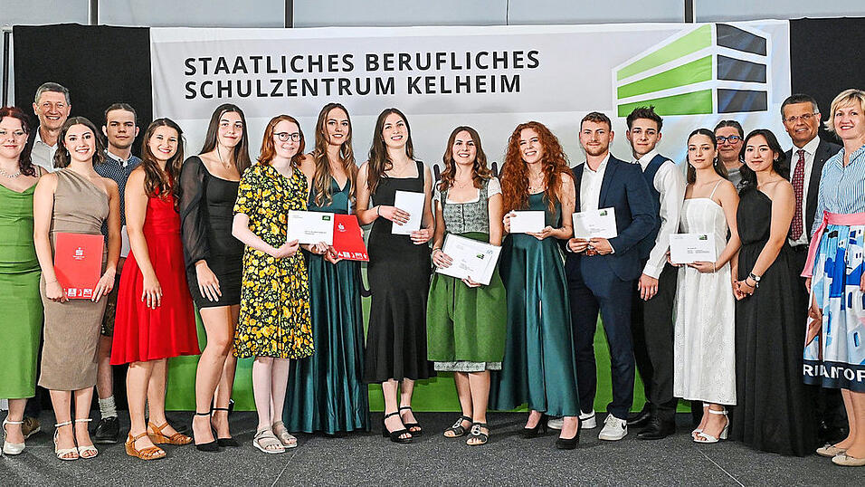 Die besten Absolventinnen und Absolventen des Abiturjahrgangs 2024 durften sich, flankiert von den Ehrengästen, über Preise freuen. Die besten Absolventinnen und Absolventen des Abiturjahrgangs 2024 durften sich, flankiert von den Ehrengästen, über Preise freuen.