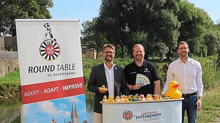 Martin Reich, Sven Hofstetter und Philip Roth (von links) von Round Table 32 am Ort des Entenrennens mit den käuflich erwerbbaren individuell gestalteten Souvenir-Enten.