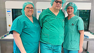 Gabi Schmidt, Karl Mader und Silke Braune (v. l.) bereiten OP-Instrumente wieder auf.