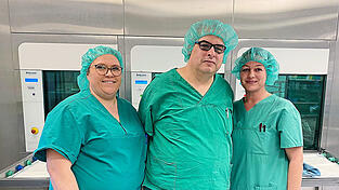 Gabi Schmidt, Karl Mader und Silke Braune (v. l.) bereiten OP-Instrumente wieder auf.