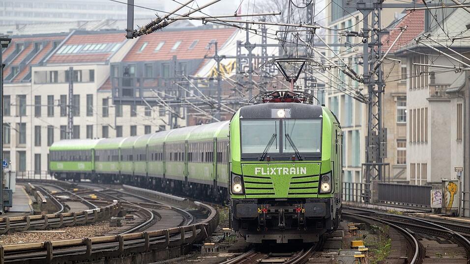 Flixtrain ist bisher der einzige größere Wettbewerber der Deutschen Bahn im Fernverkehr. (Archivbild) Flixtrain ist bisher der einzige größere Wettbewerber der Deutschen Bahn im Fernverkehr. (Archivbild)