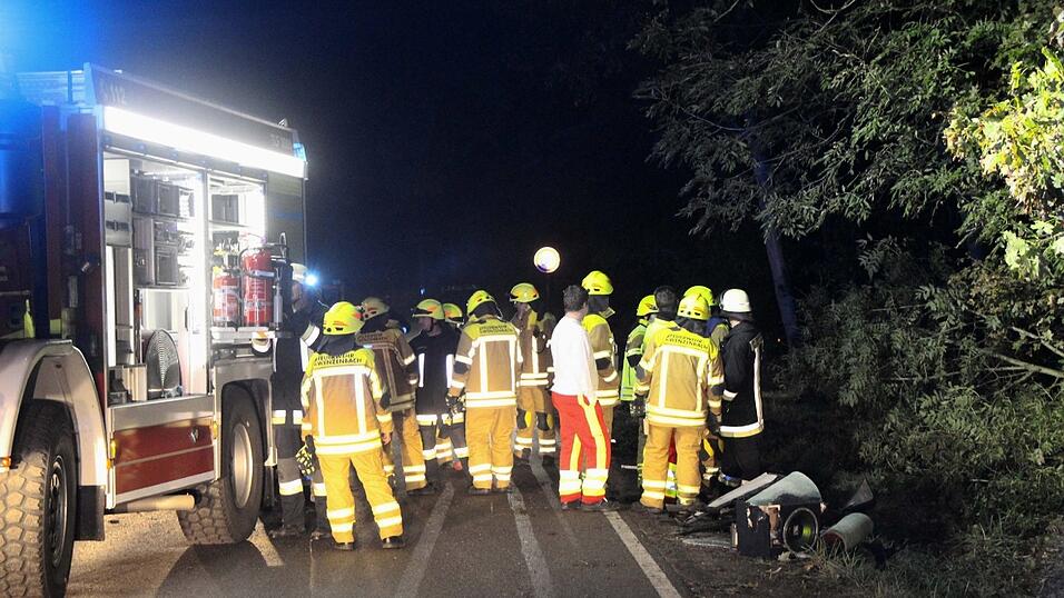 Eine 18-jährige Fahranfängerin wurde in diesem Wrack eingeklemmt. Der Unfall ereignete sich auf der Kreisstraße R6 zwischen Wenzenbach und Bernhardswald.