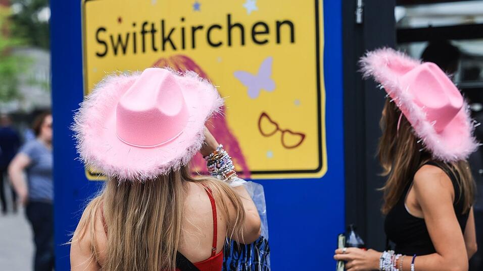 Fans vor dem ersten Konzert von Taylor Swift in Gelsenkirchen (Archivbild). Fans vor dem ersten Konzert von Taylor Swift in Gelsenkirchen (Archivbild).