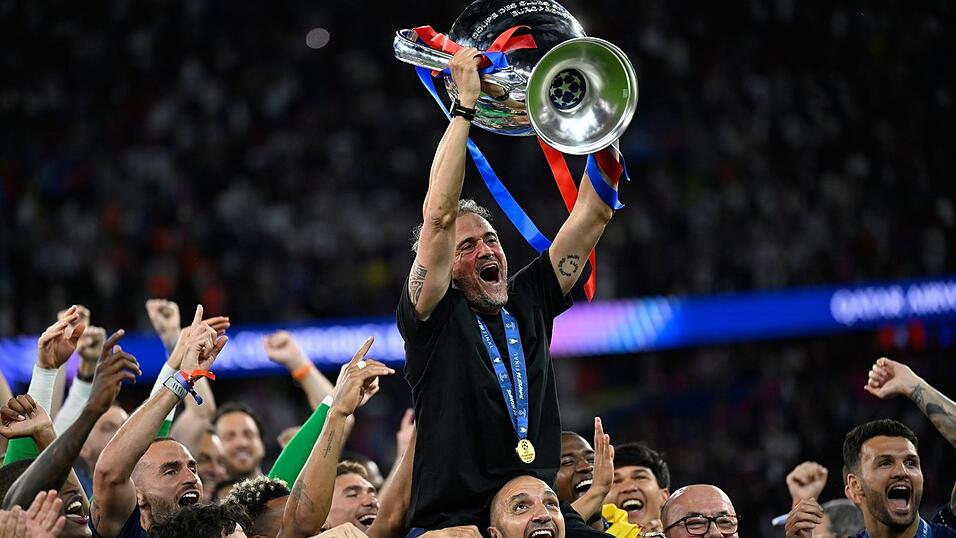 Getragen von seinen Sch&uuml;tzlingen: PSG-Coach Luis Enrique.
